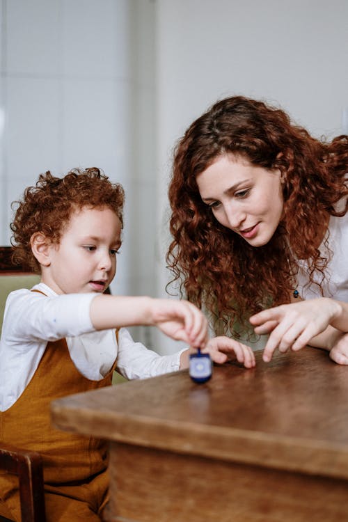 Mère Et Fils Avec Un Dreidel