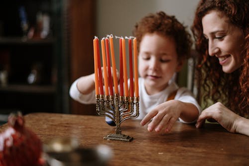 Madre E Figlio Con Una Menorah