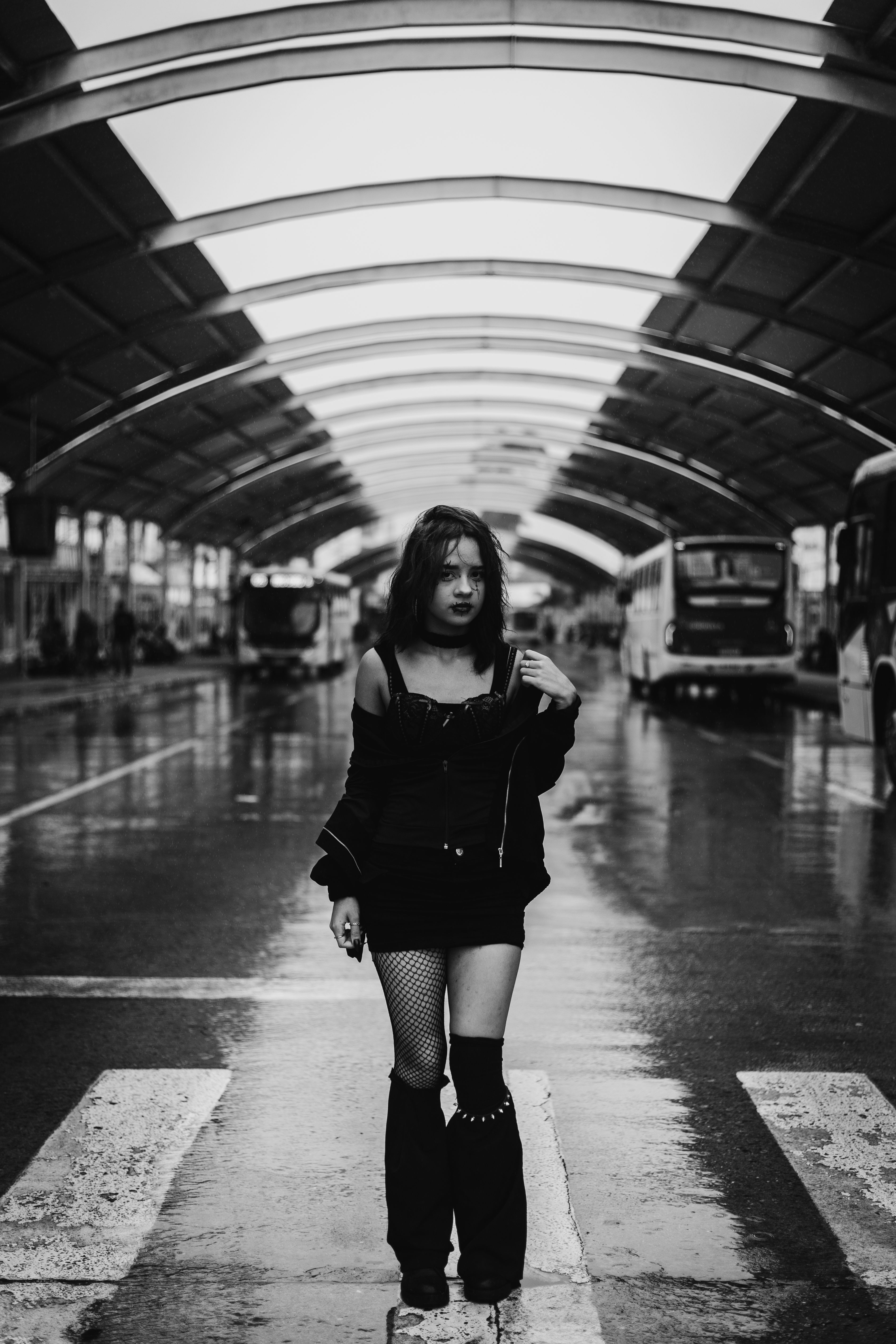 Mujer Elegante En La Terminal De Autobuses Urbana · Foto de stock gratuita