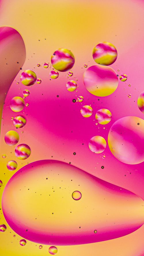 Free Colorful close-up of oil bubbles in water creating a mesmerizing abstract pattern. Stock Photo