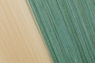 俯视未煮过的黄色和绿色几何图案面食线