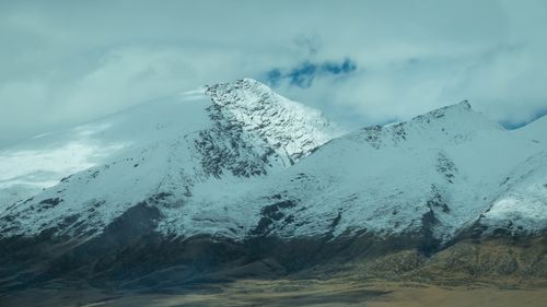 Free Breathtaking view of snow-capped mountains against a cloudy sky, showcasing majestic natural landscapes. Stock Photo