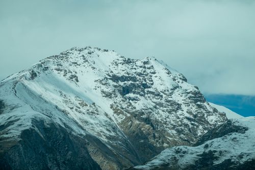Free Majestic snow-covered mountain peak captured under a cloudy sky, showcasing natural beauty. Stock Photo