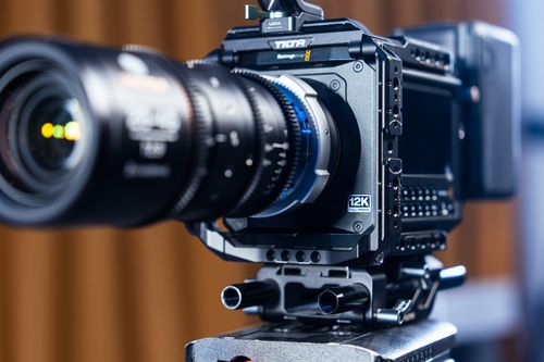 Free High-quality close-up of a modern 12K video camera on a tripod, showcasing advanced film equipment. Stock Photo