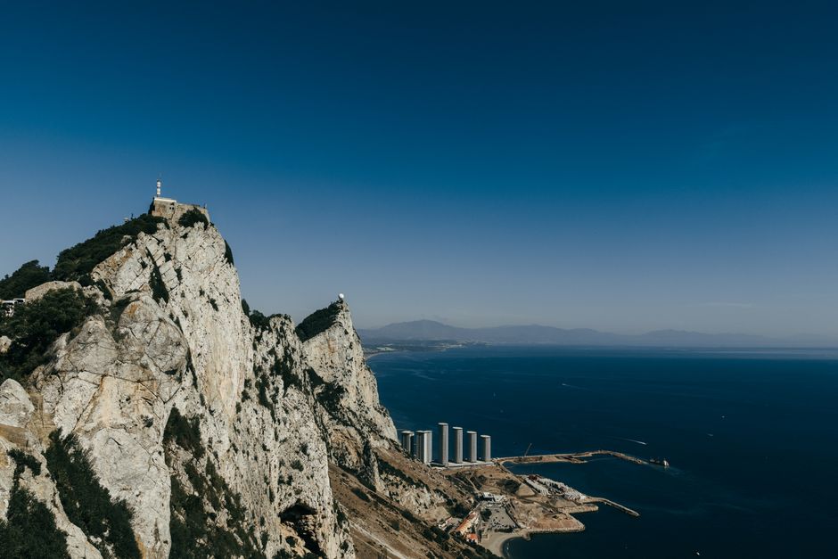 Fotomural Una vista impresionante del emblemático Peñón de Gibraltar con vistas al mar Mediterráneo.
