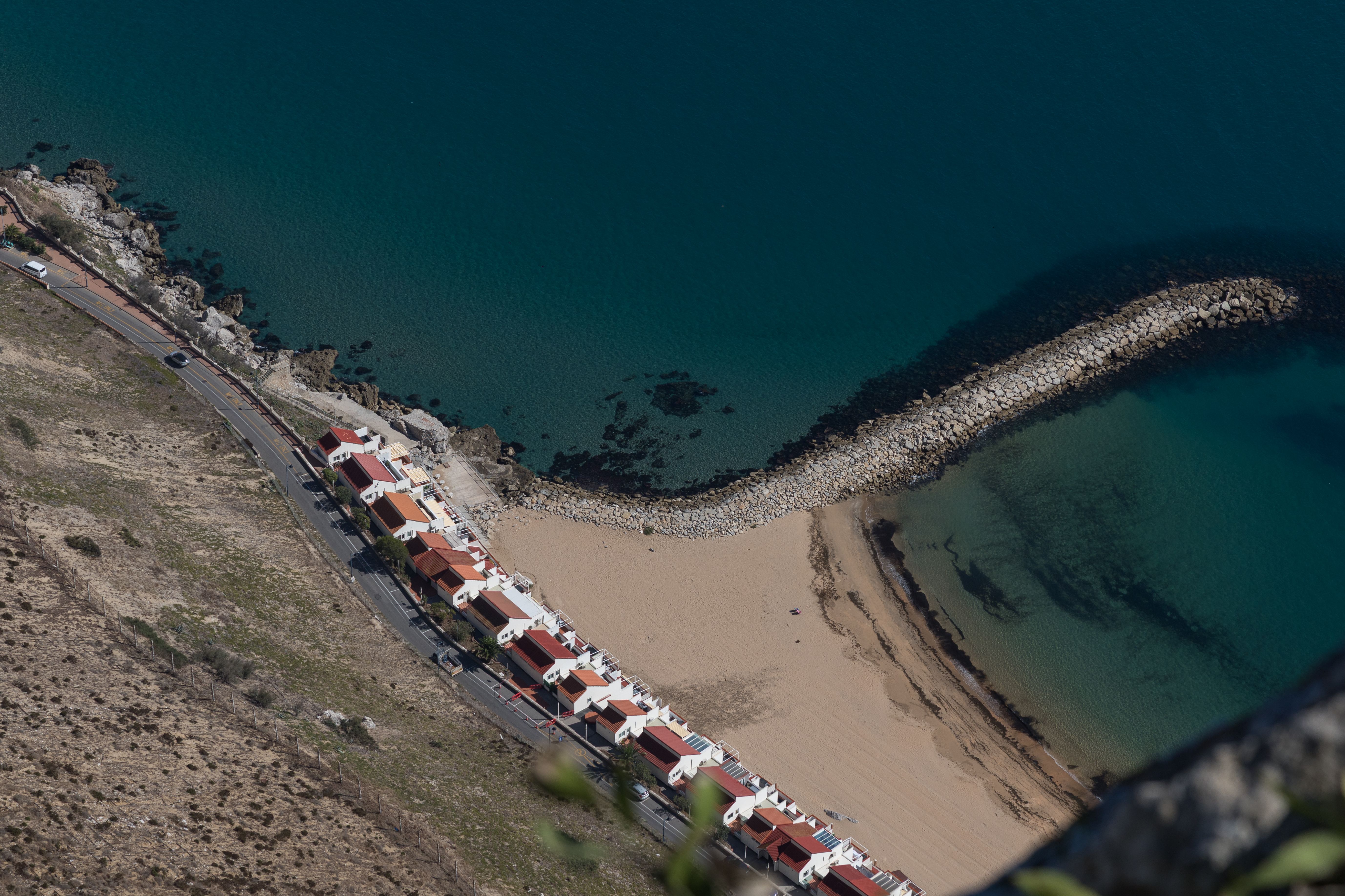 Fotomural Una impresionante toma aérea de la costa de Gibraltar, con playas espectaculares y aguas de un azul vibrante.