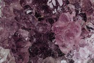 紫水晶的详细特写展示了其丰富的纹理和深邃的颜色