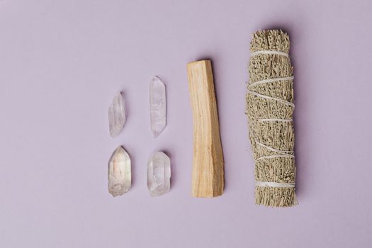 用于精神清洁的圣人涂抹棒和扁平的愈合水晶