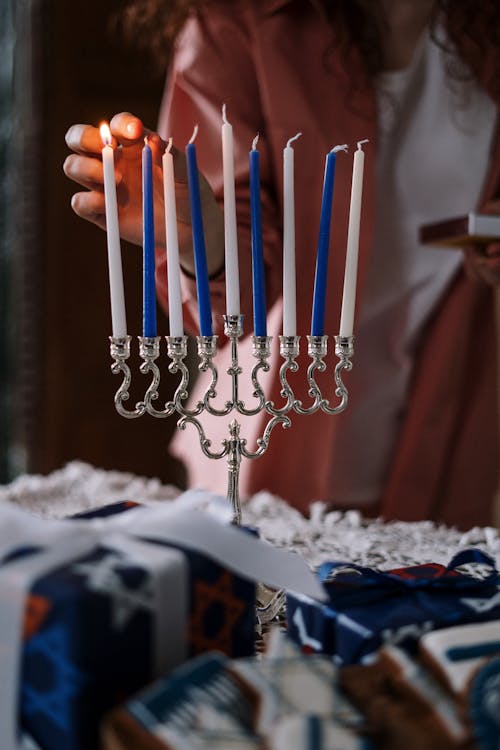 Menorah Avec Bougie Allumée