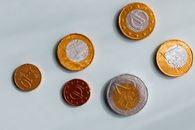 巧克力硬币用箔纸包裹，类似灰色表面上的欧元货币