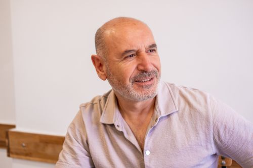 Free Portrait of a smiling senior man sitting indoors, enjoying a relaxed moment in İzmir, Türkiye. Stock Photo