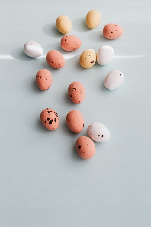 Darmowe zdjęcie z galerii z białe tło, jajka, kropkowany