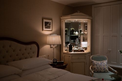 Free Warm and inviting hotel room with classic decor, perfect for a relaxing stay. Stock Photo