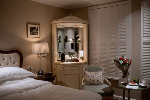 Free A cozy hotel room featuring elegant decor, bouquet of roses, and ambient lighting creating a warm atmosphere. Stock Photo