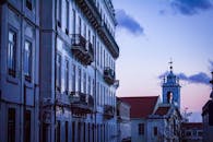 黄昏的天空下，历史悠久的欧洲城市建筑呈现出迷人的景色