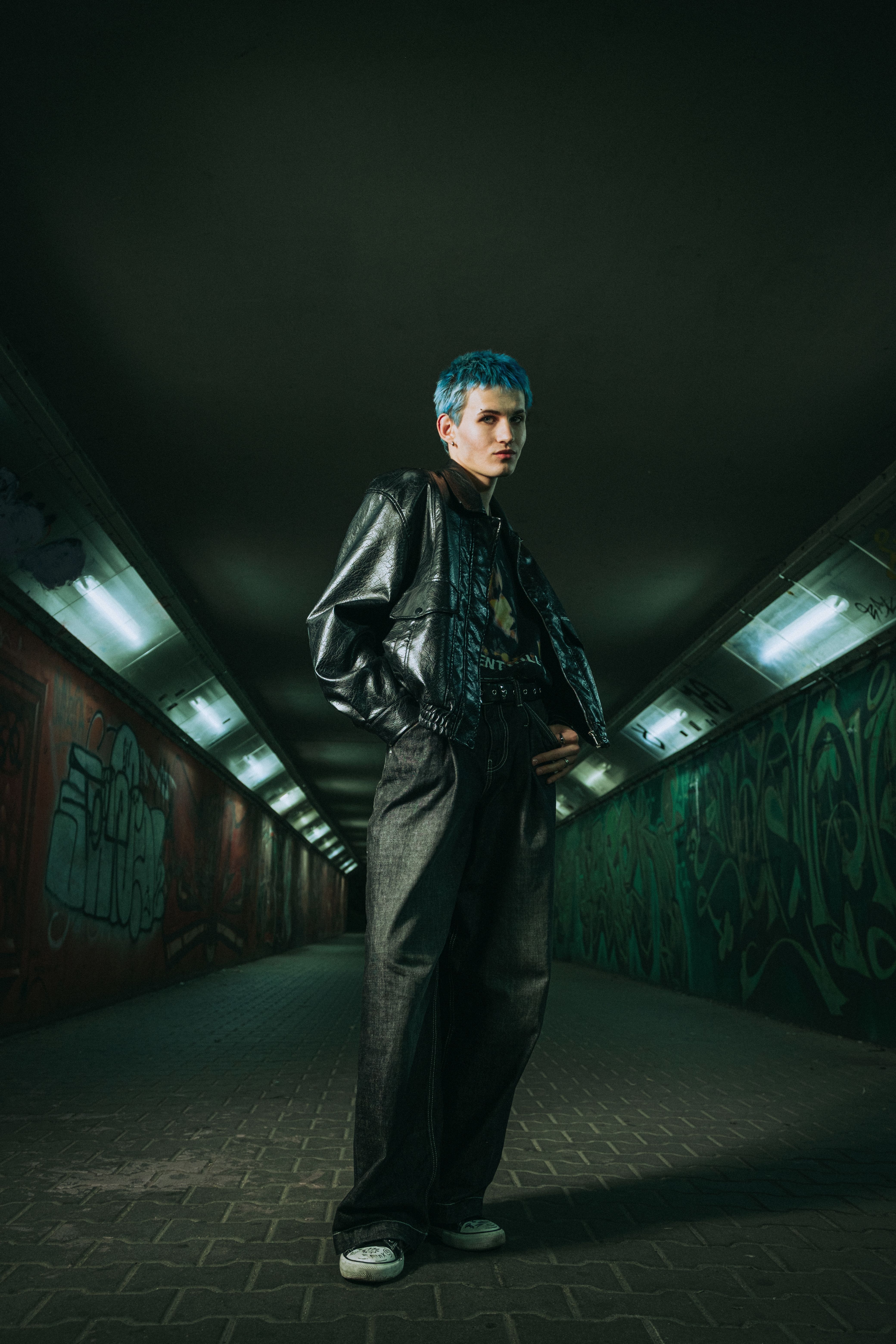 Persona Con Estilo Y Cabello Azul En Un Túnel De Grafitis Urbanos ...