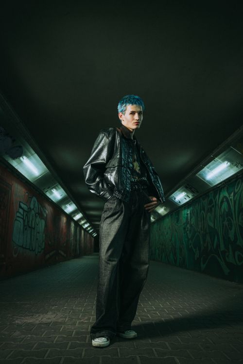 Personas Ropa Azul Persona Con Estilo Y Cabello Azul En Un Túnel De Grafitis Urbanos ...
