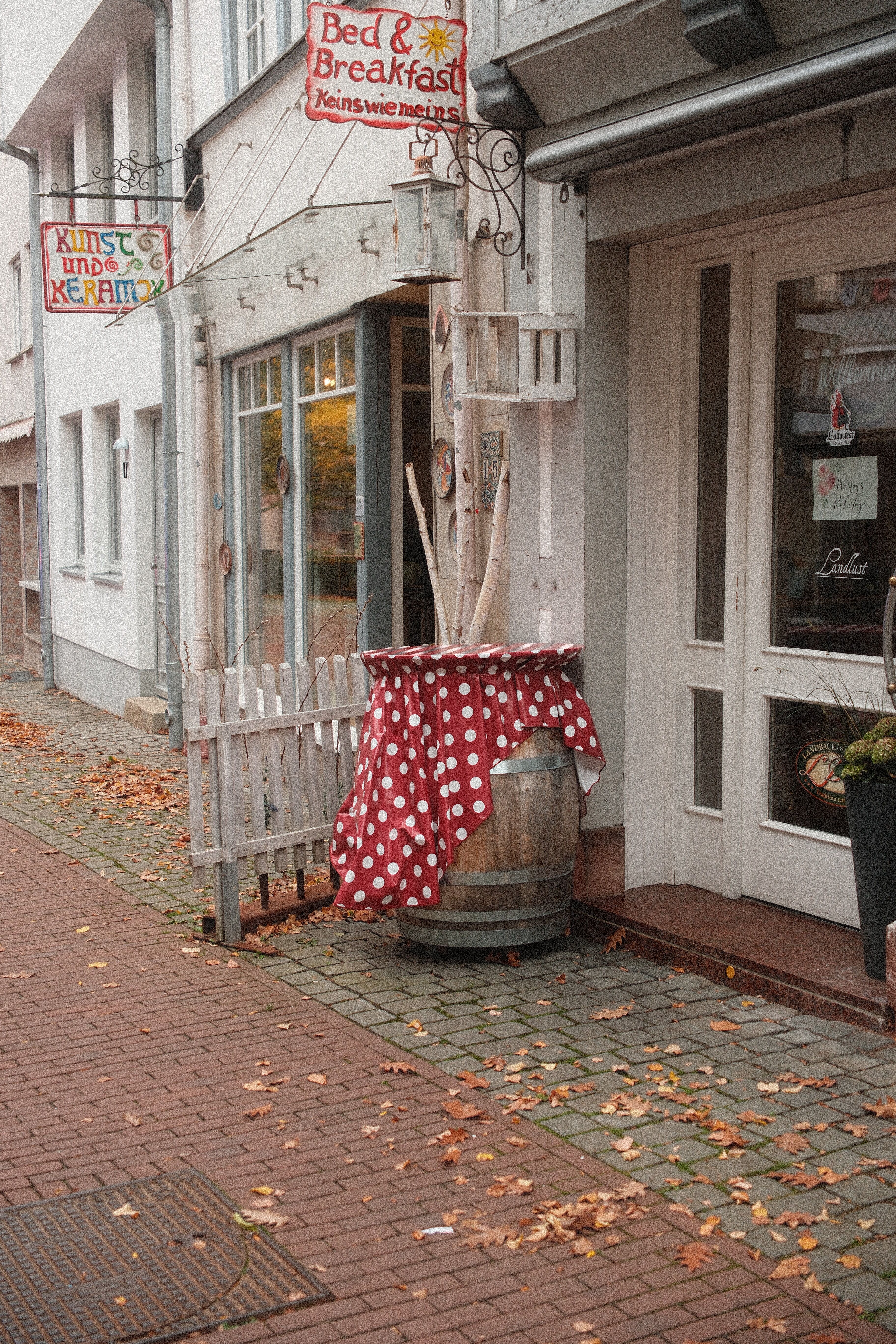 Gezellige buitenkant van een bed & breakfast in de herfst, Bad Hersfeld, Duitsland.