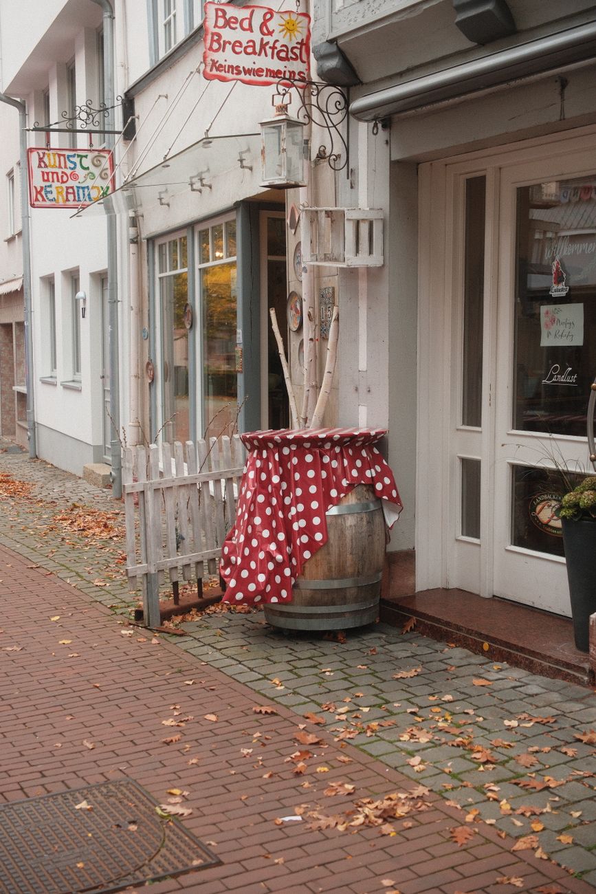 Gezellige buitenkant van een bed & breakfast in de herfst, Bad Hersfeld, Duitsland.