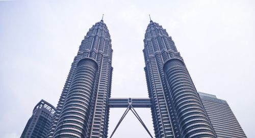 Free Iconic Petronas Twin Towers under a bright sky in Kuala Lumpur, Malaysia. Stock Photo