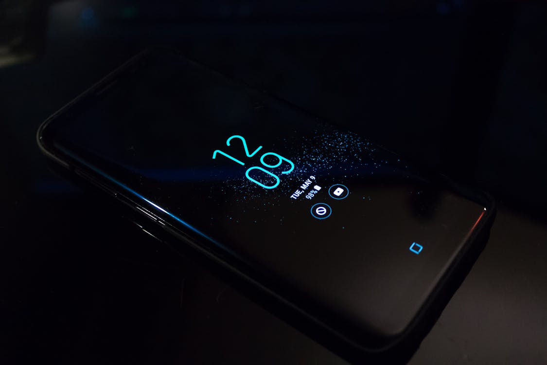 Gratuit Smartphone Samsung Android Noir Allumé Affichant L'horloge à 12:09 Photos