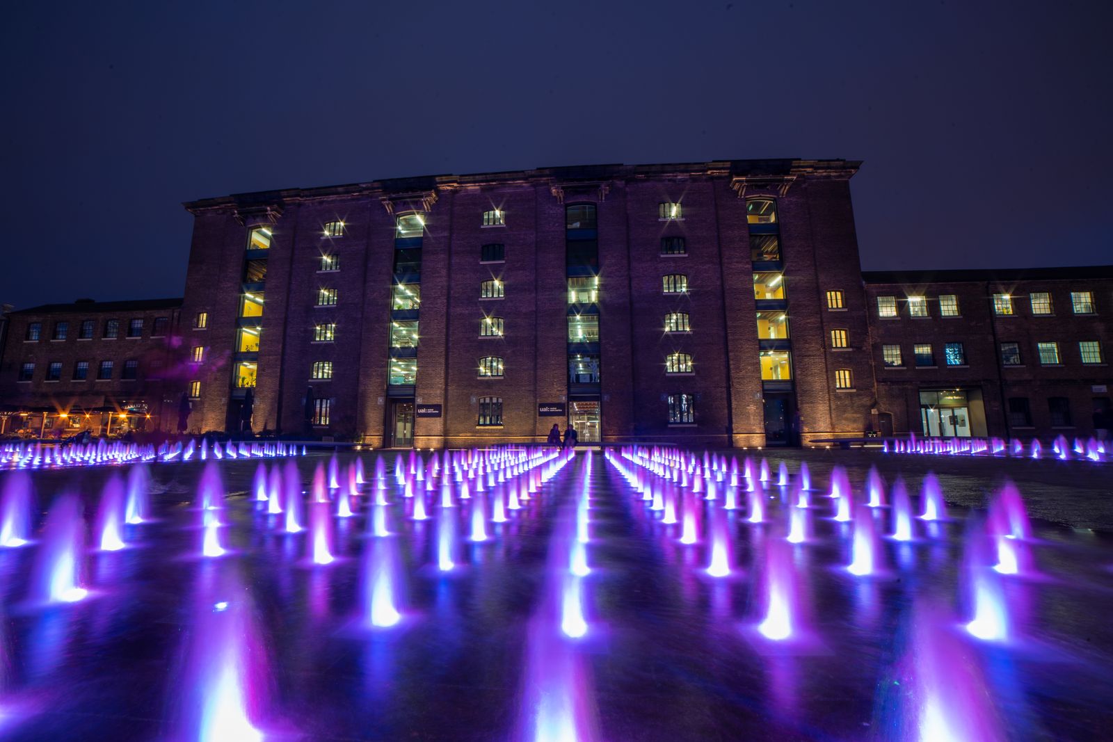 Cazare în Londra: fântânile din Granary Square, seara