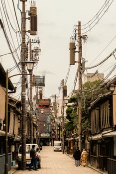 探索京都充满活力、传统气息浓厚的街道，这里有电线杆和身着和服的当地人。 - 相关推荐