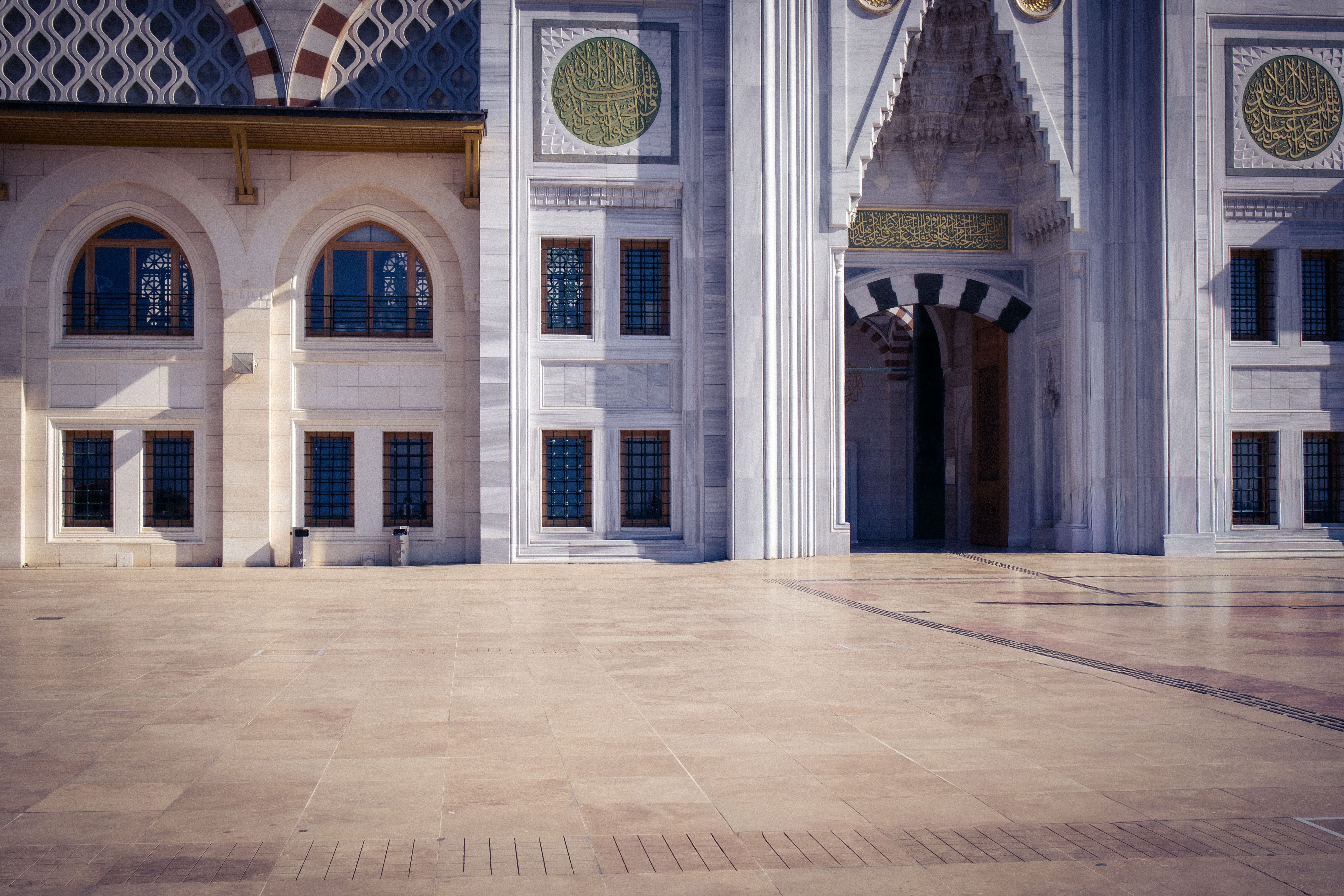 Elegant Facade of Turkish Mosque in İstanbul · Free Stock Photo
