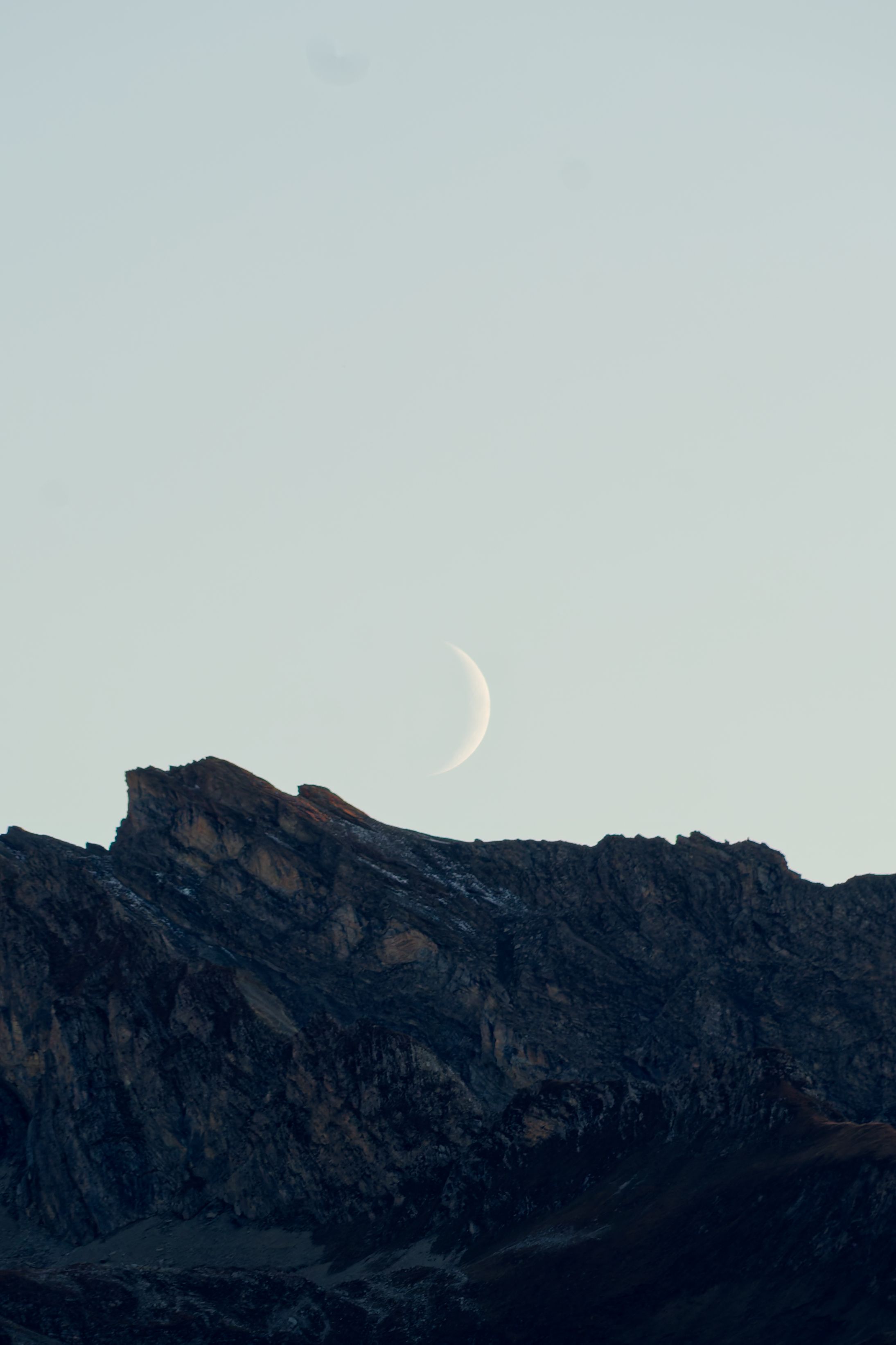 Luna Creciente Sobre La Cordillera Suiza · Foto de stock gratuita