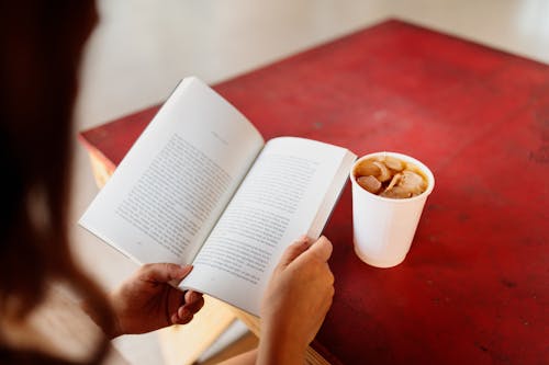 Kostenloses Stock Foto zu buch, erholung, kaltes getränk