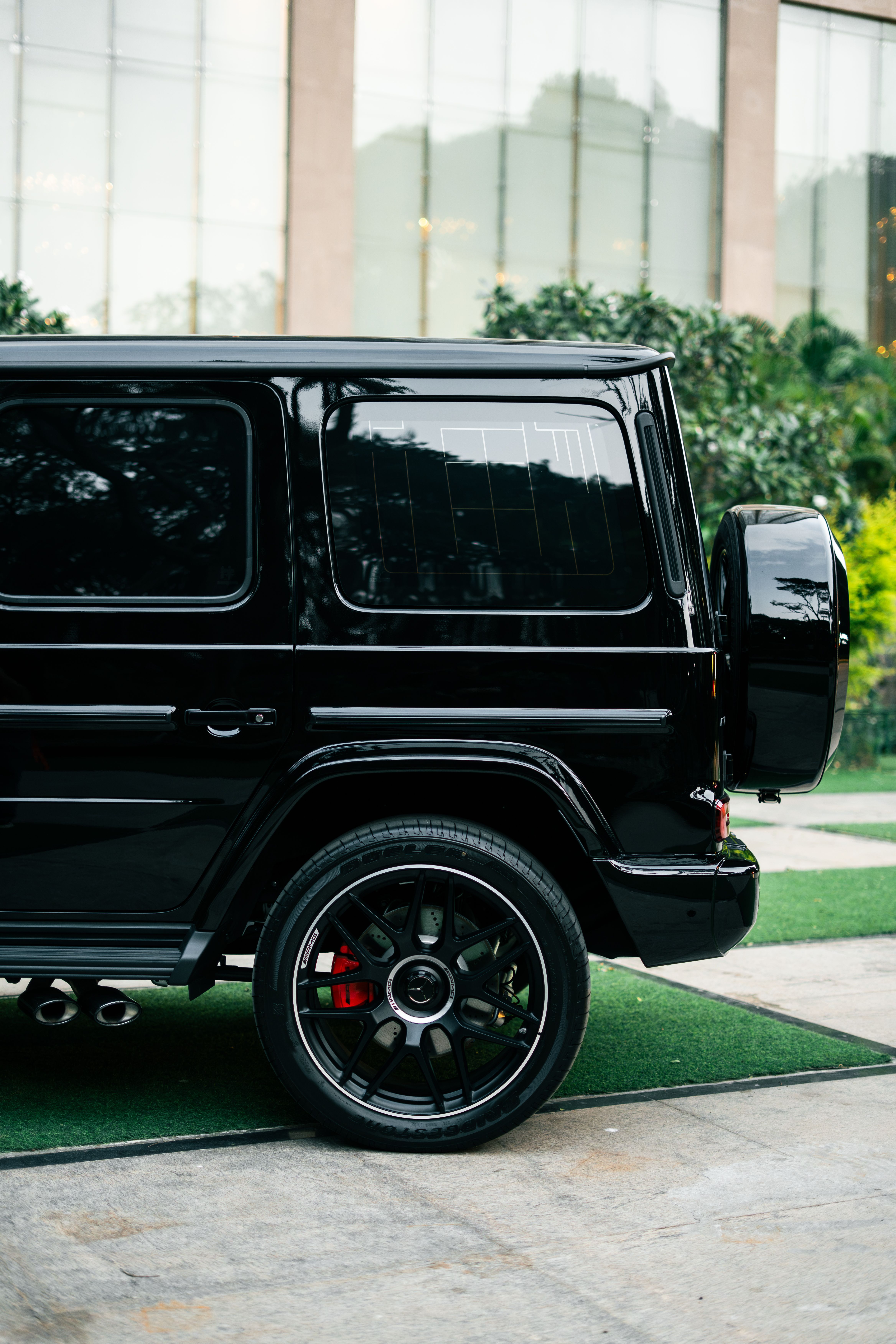 Luxury Black SUV Parked Outdoors · Free Stock Photo