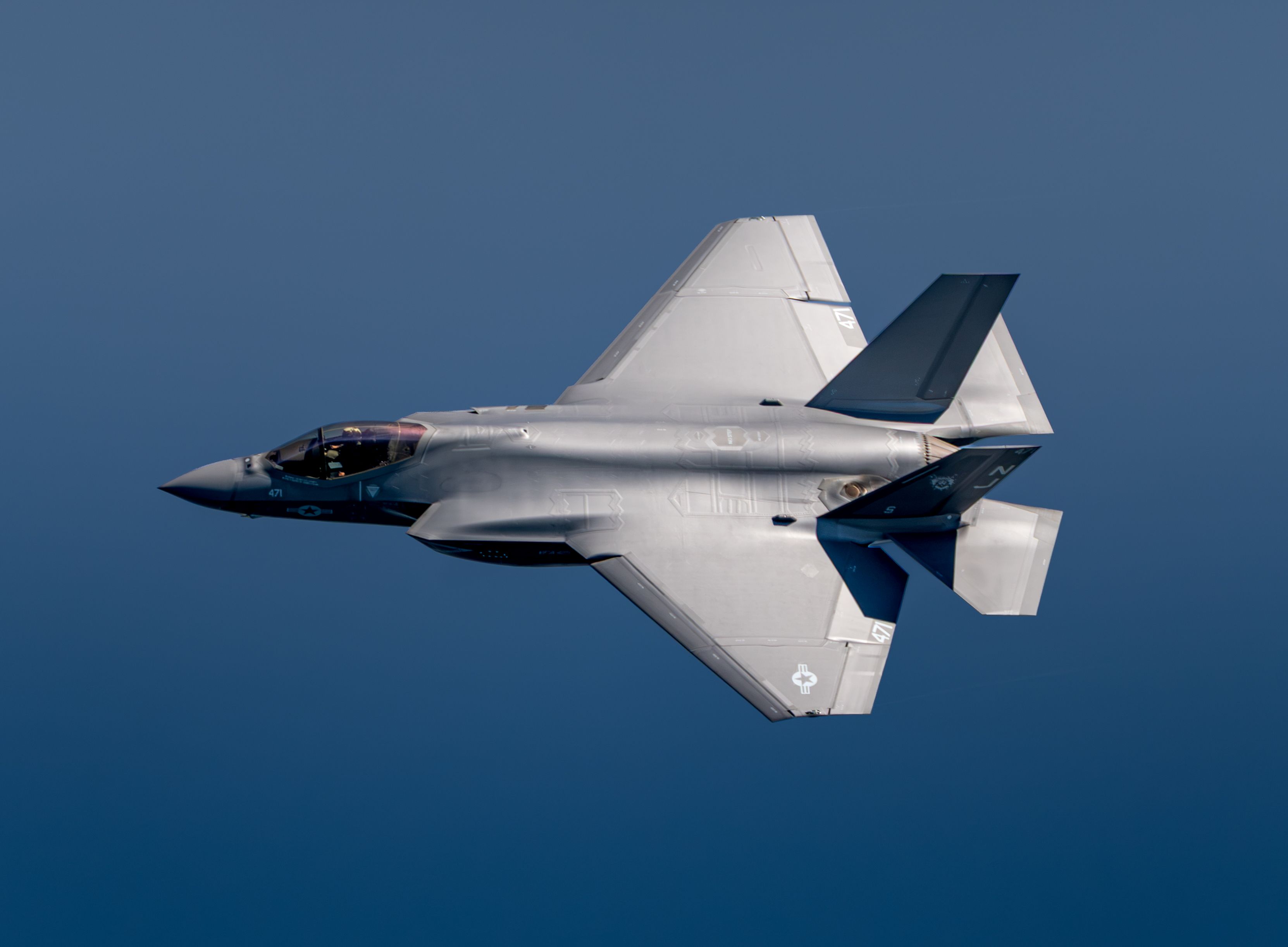 High-Altitude Flight of Military Jet Aircraft · Free Stock Photo