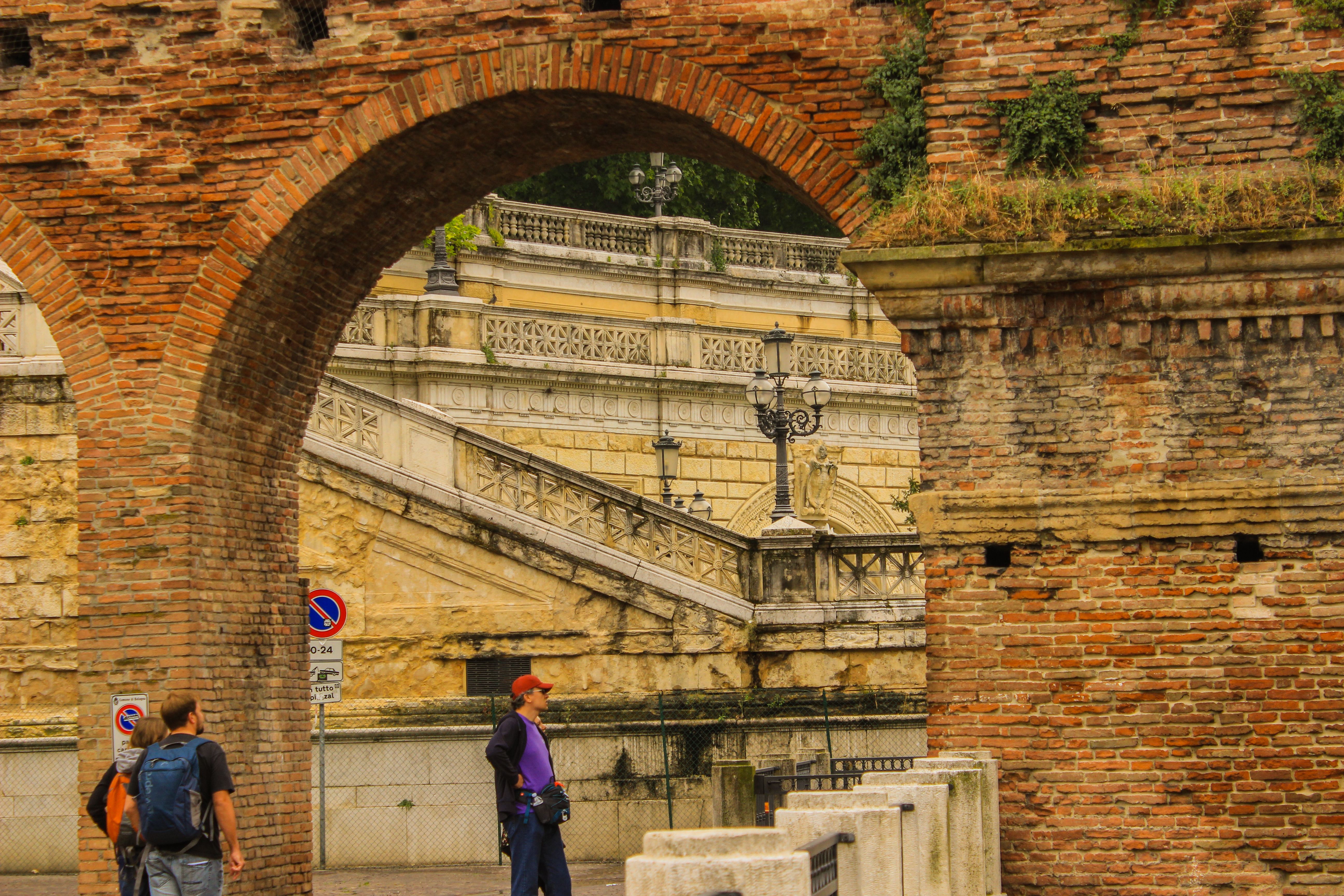 Arco Y Escalera Históricos En Emilia Romaña · Foto de stock gratuita