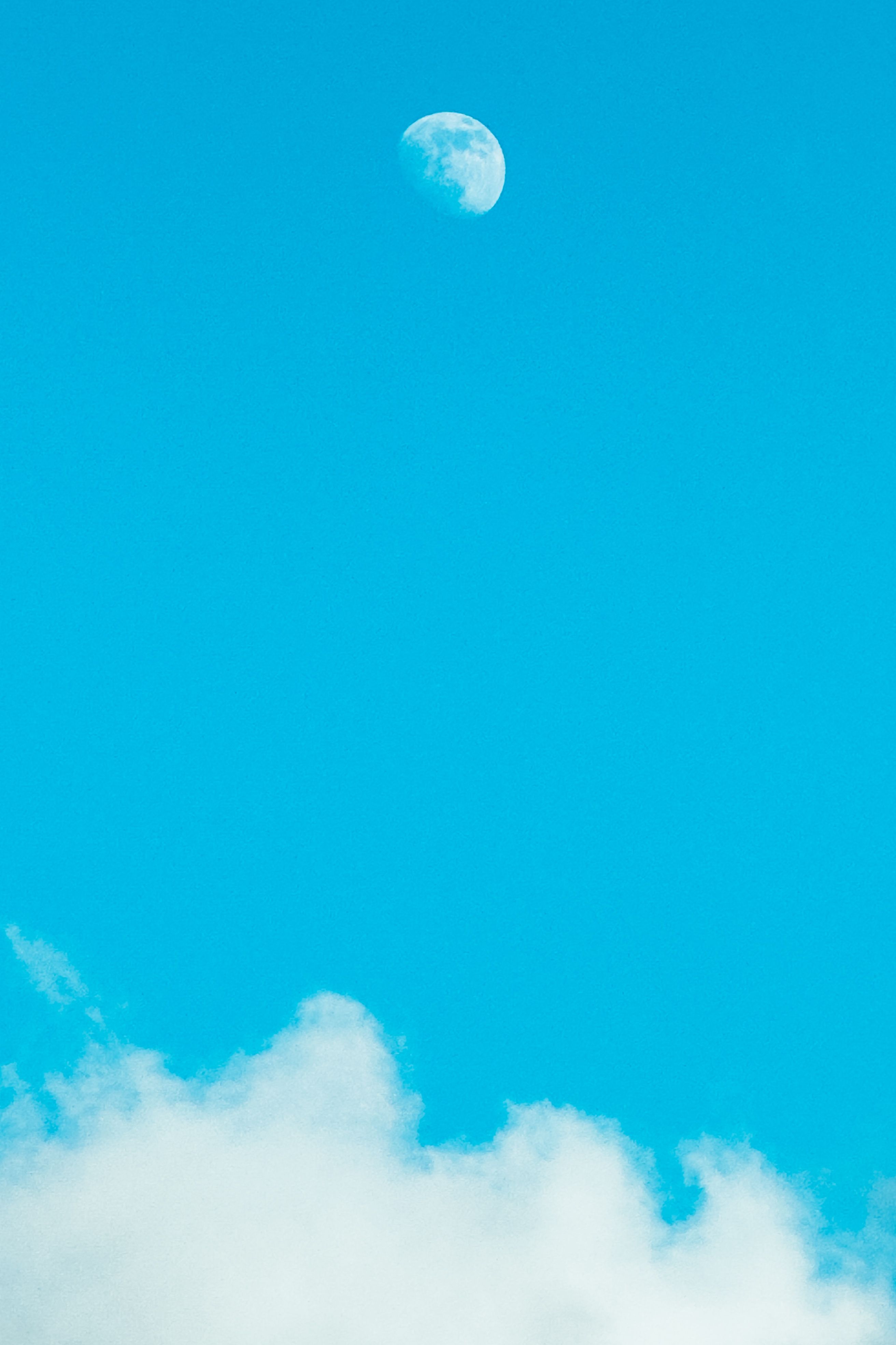 Lua Sobre O Céu Azul De Cửa Tùng · Foto profissional gratuita