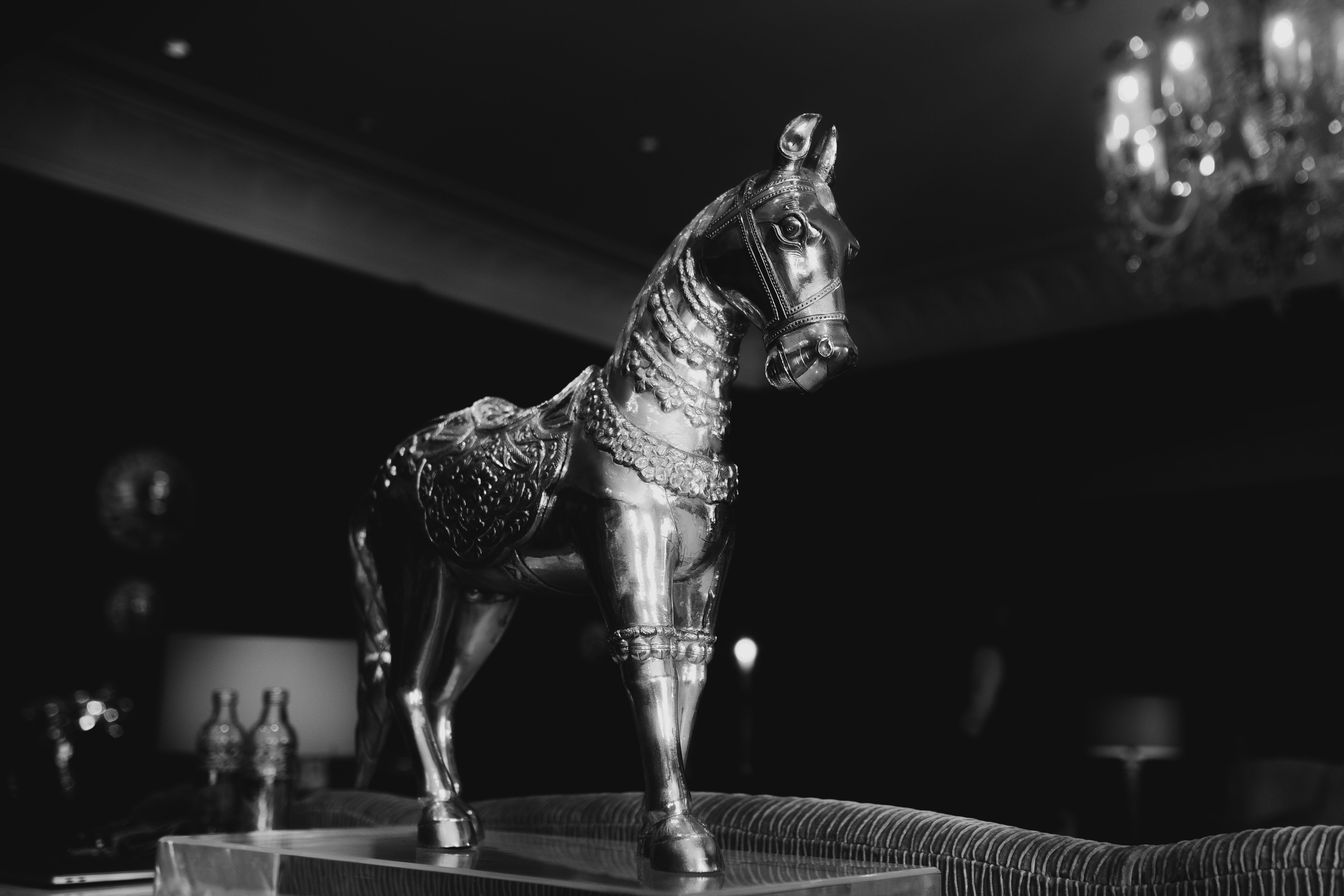 Elegant Black and White Horse Sculpture Display · Free Stock Photo