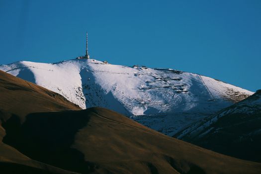 晴朗的一天，在土耳其埃尔祖鲁姆拍摄到了帕兰多肯山令人叹为观止的雪景。 - 相关推荐