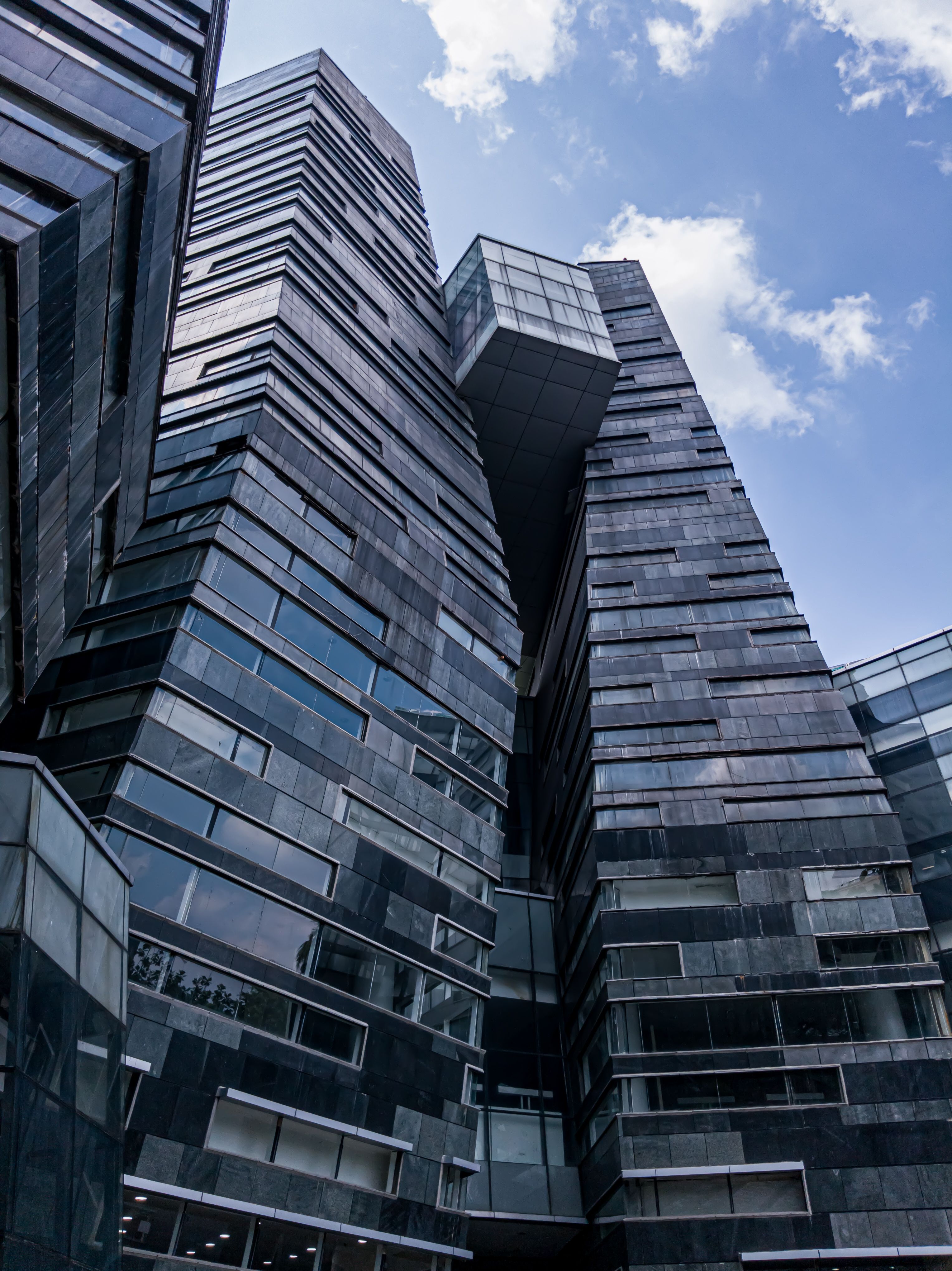 Modern Urban Skyscraper with Unique Architecture · Free Stock Photo