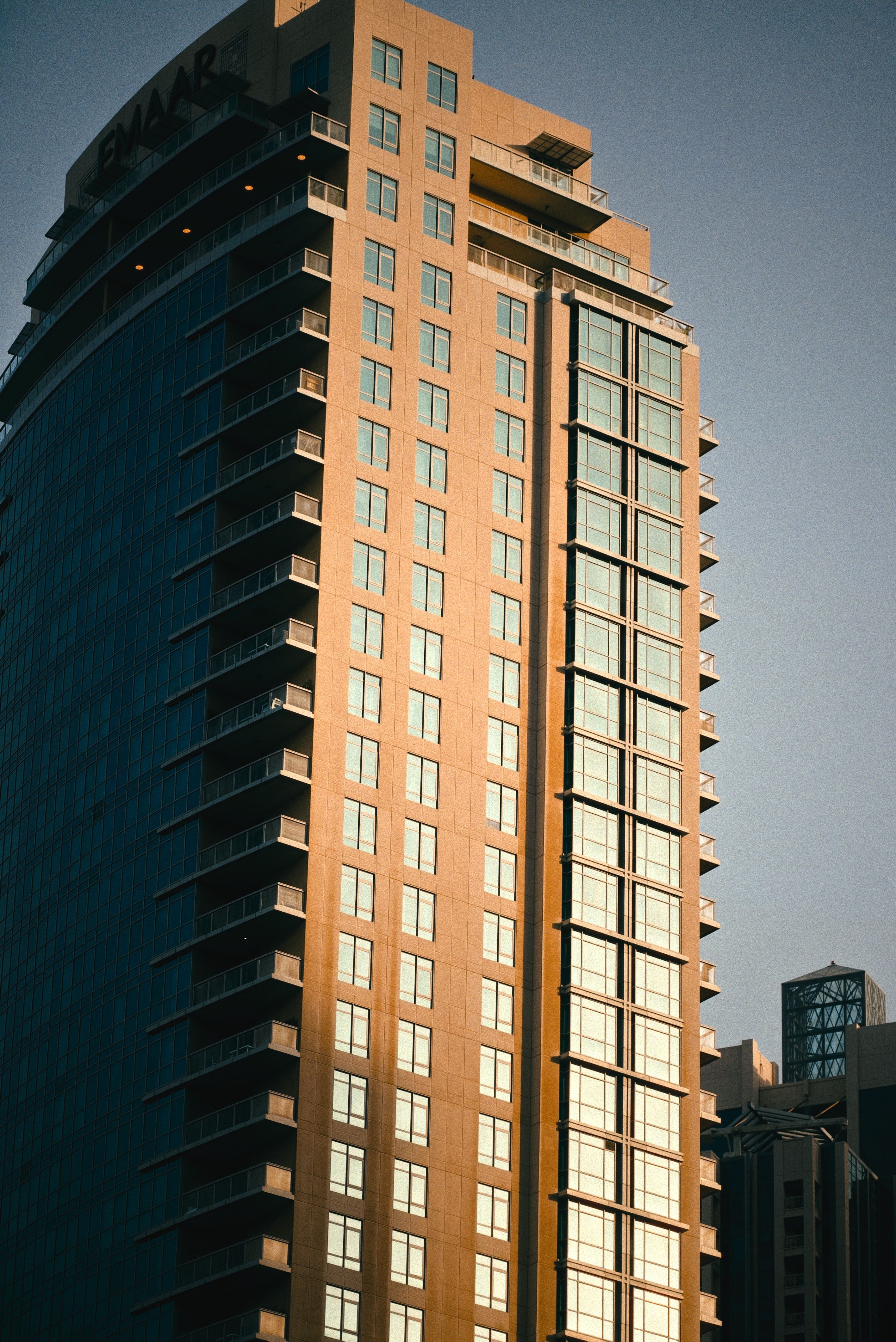 Modern Skyscraper in Dubai with Reflective Windows · Free Stock Photo