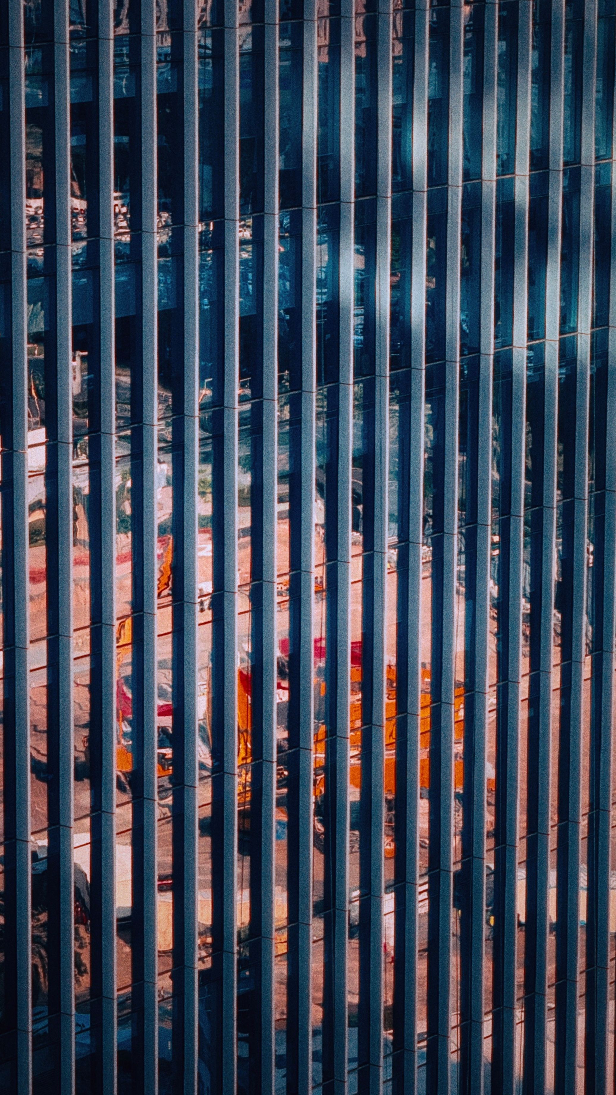 Abstract Reflection on Skyscraper Facade in Dubai · Free Stock Photo