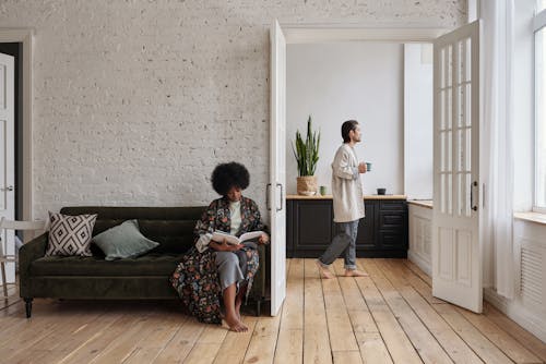 Foto profissional grátis de afro, andando, apartamento