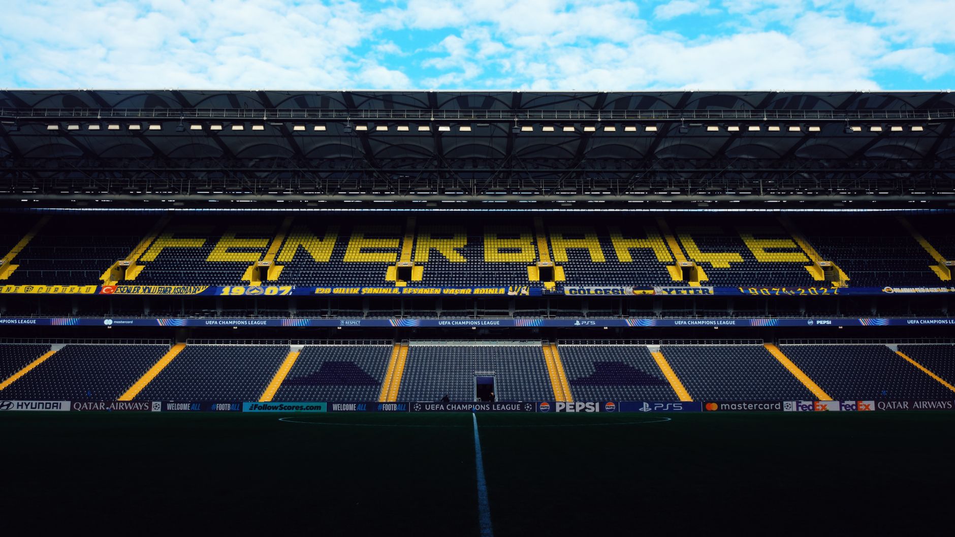Stadyumda futbol maçı ve seyirci tribünleri