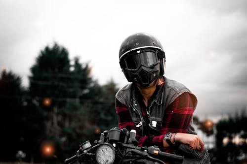 Бесплатное стоковое фото с жилет, мотоциклетный шлем, мотоциклист