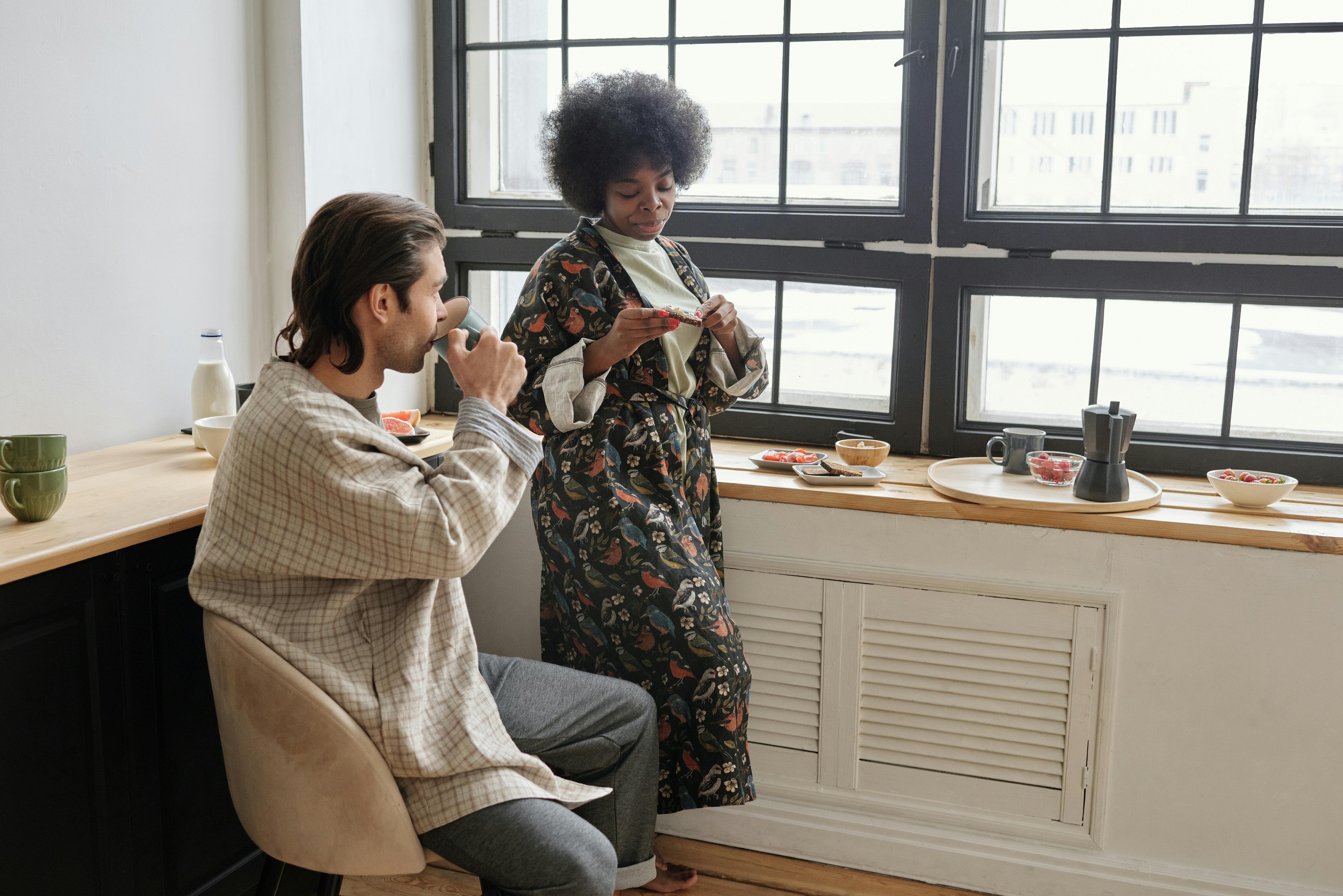 Stel praat tijdens de ochtendkoffie — FIRE vraagt om eerlijke gesprekken thuis voordat je begint