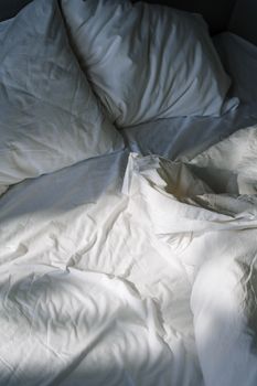 舒适迷人的床上，白色的床单被晨光照亮，营造出宁静的氛围
