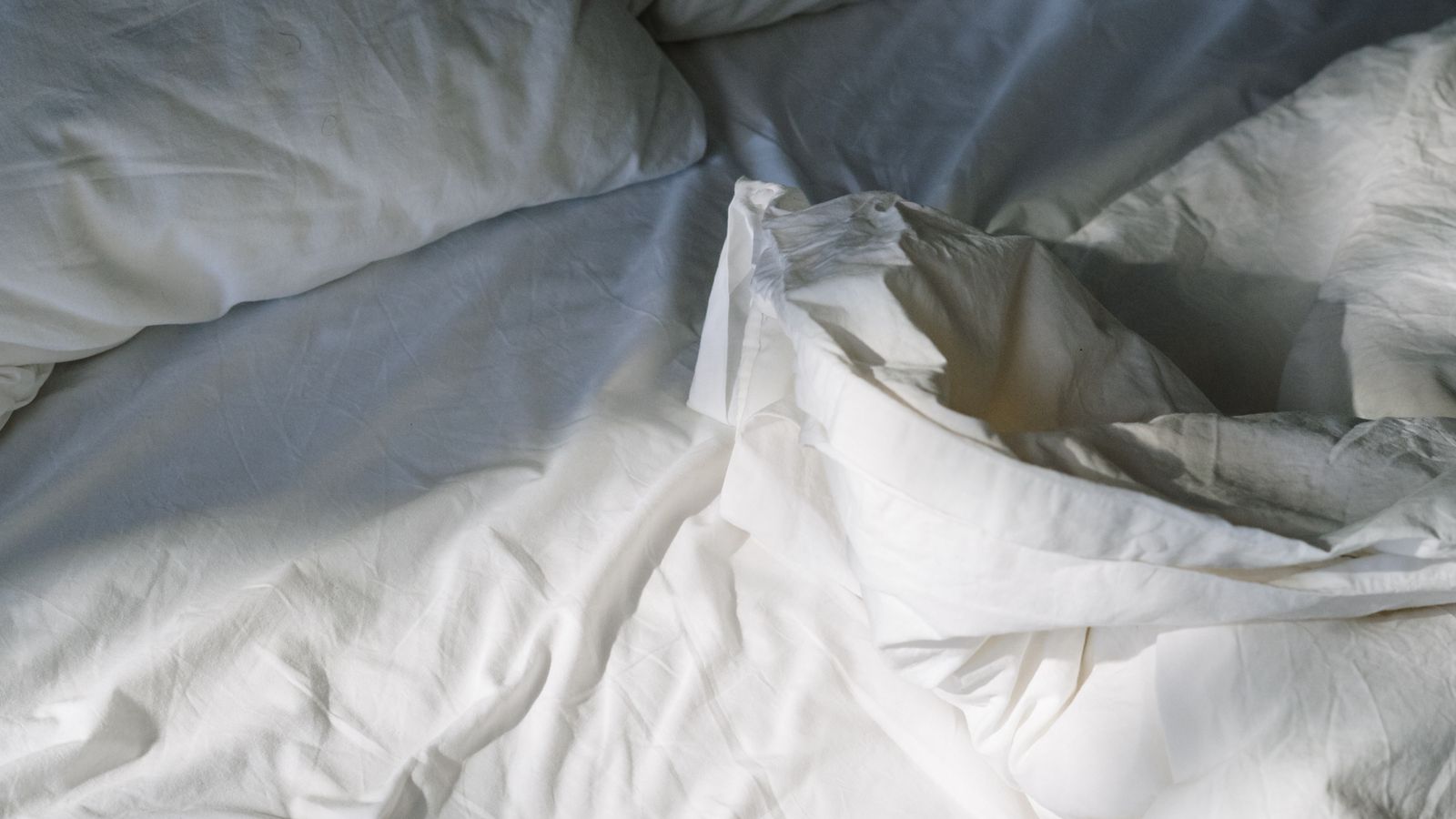 Quarto com cama e luz natural.