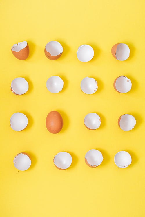 Gebrochene Eierschalen Auf Gelbem Hintergrund