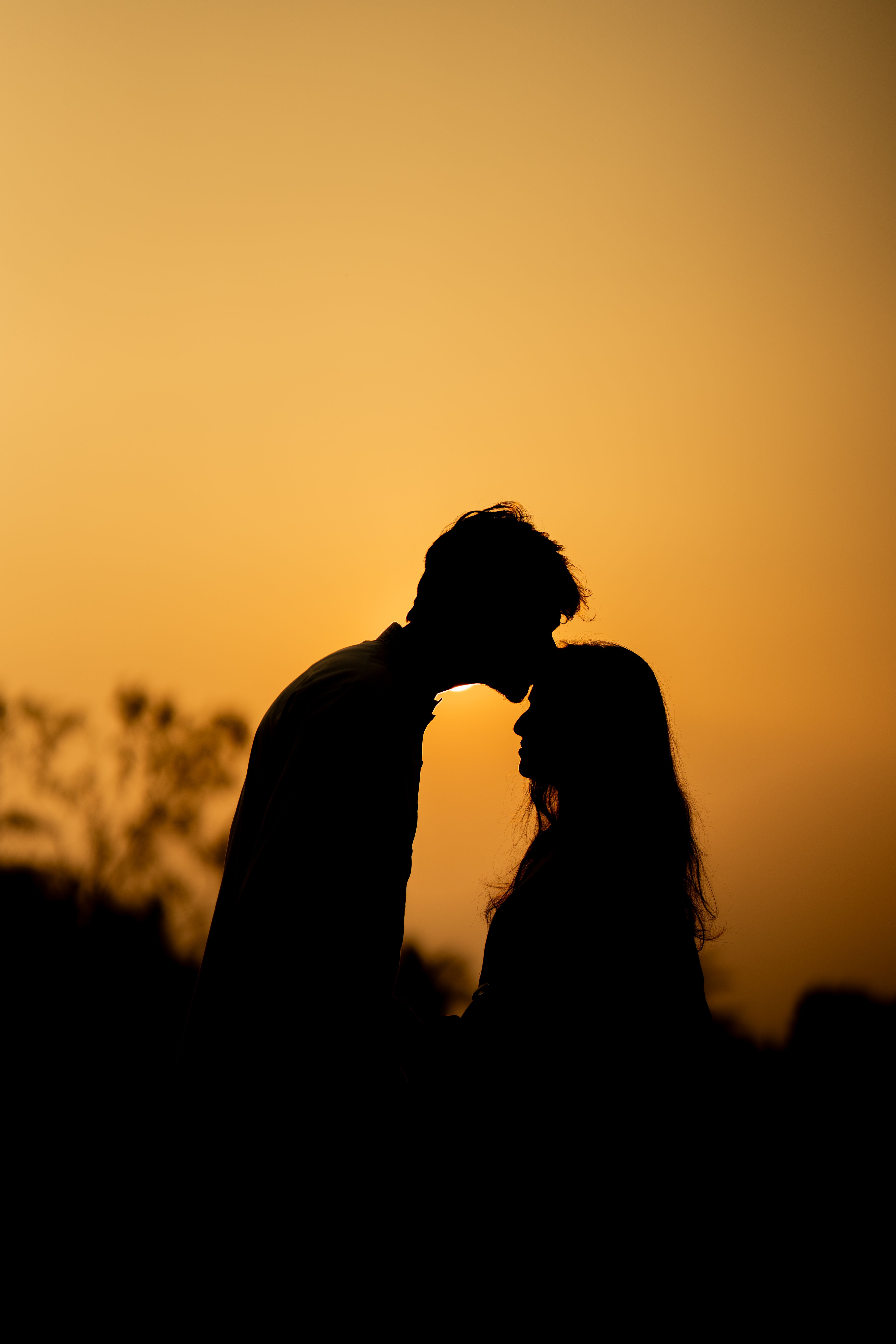 Silueta De Una Pareja Abrazándose Al Atardecer. · Foto de stock gratuita