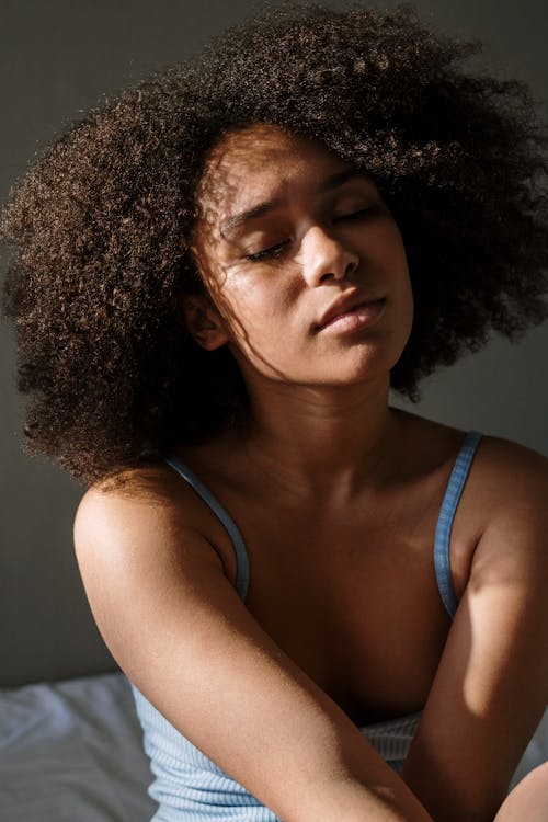 Afro, afro saç, ateşli hatun içeren Ücretsiz stok fotoğraf