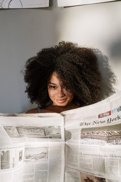 Δωρεάν στοκ φωτογραφιών με afro μαλλιά, ανάγνωση, άνετο σπίτι