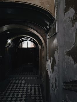 探索一个被遗弃的走廊，感受其经典的拱形建筑所营造的怪异而令人毛骨悚然的氛围